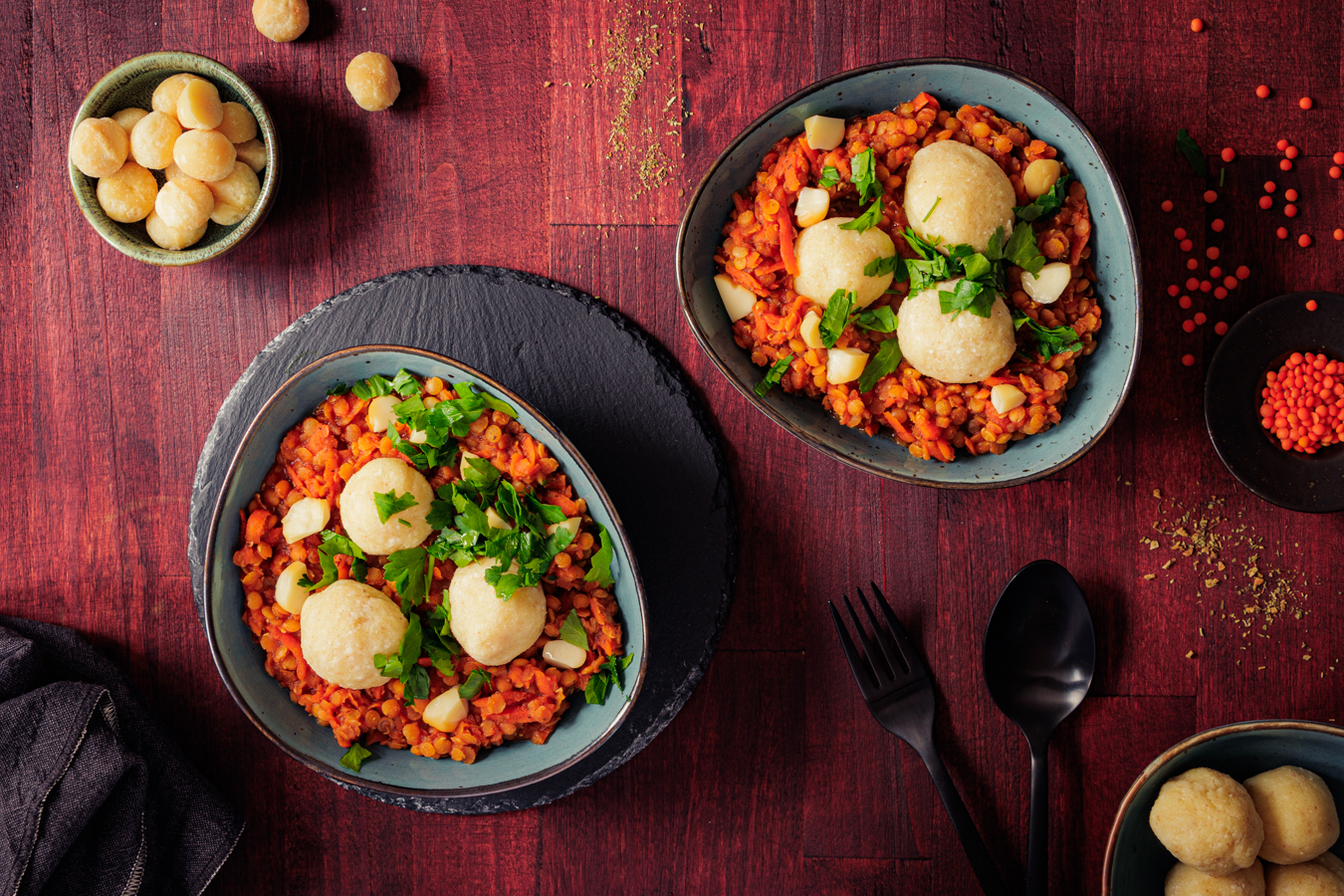 Rote Linsen mit Macadamia-Bällchen