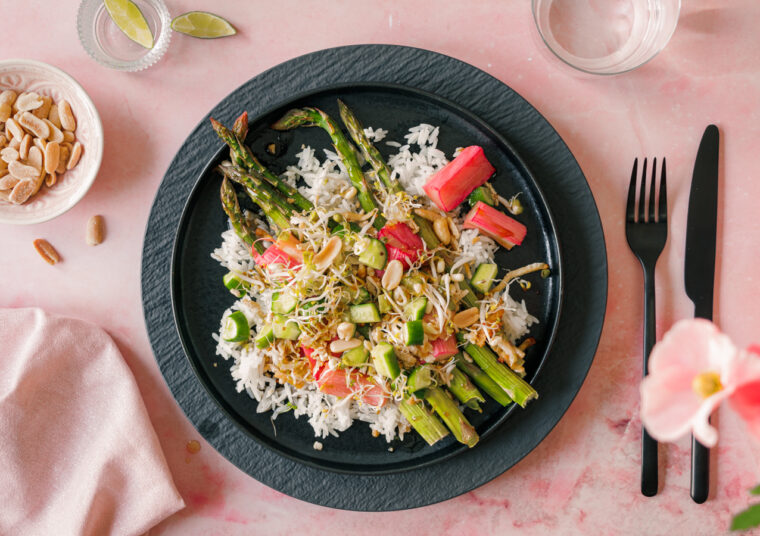 Grüner Spargel mit Tofu und Rhabarber