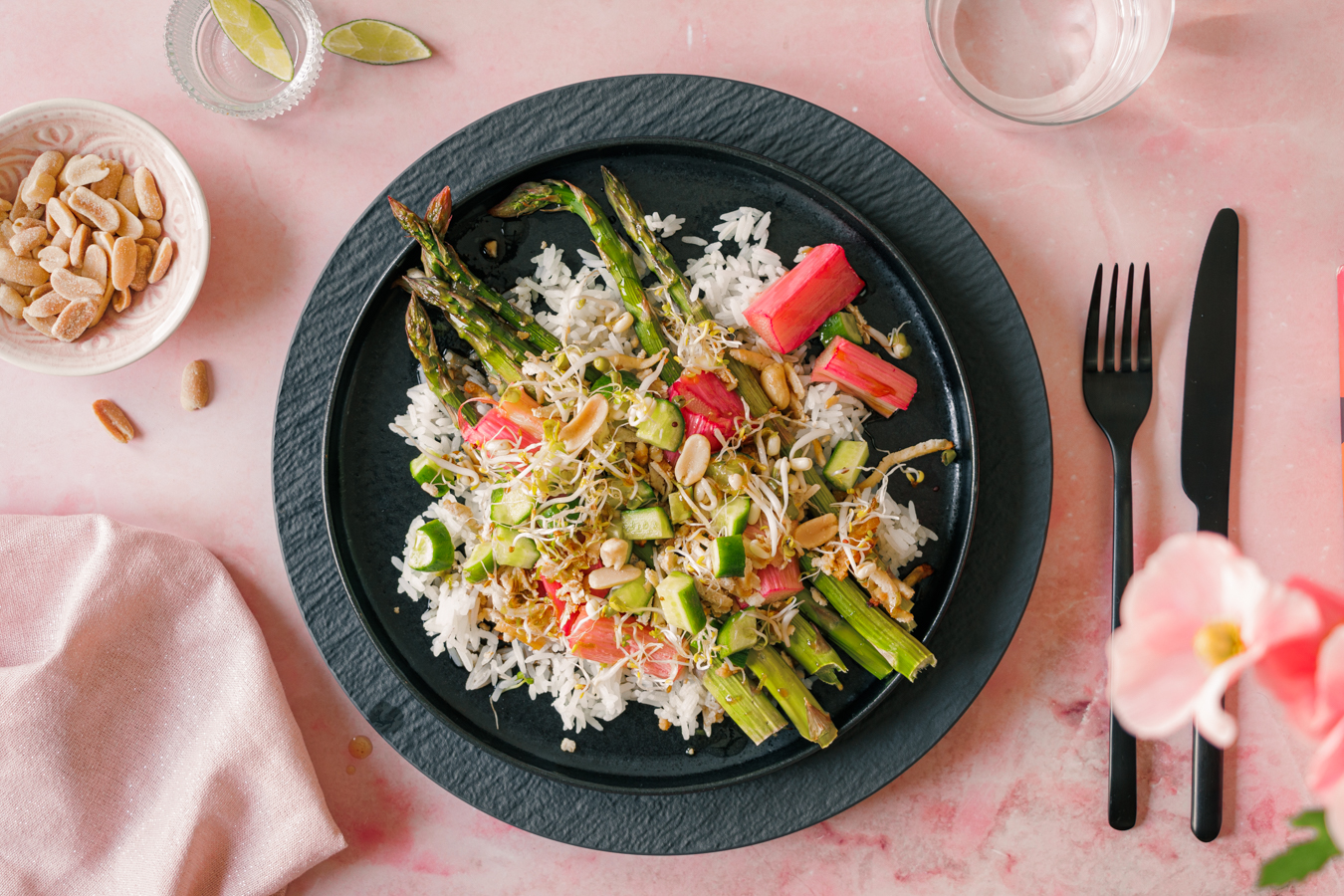 Grüner Spargel mit Tofu und Rhabarber