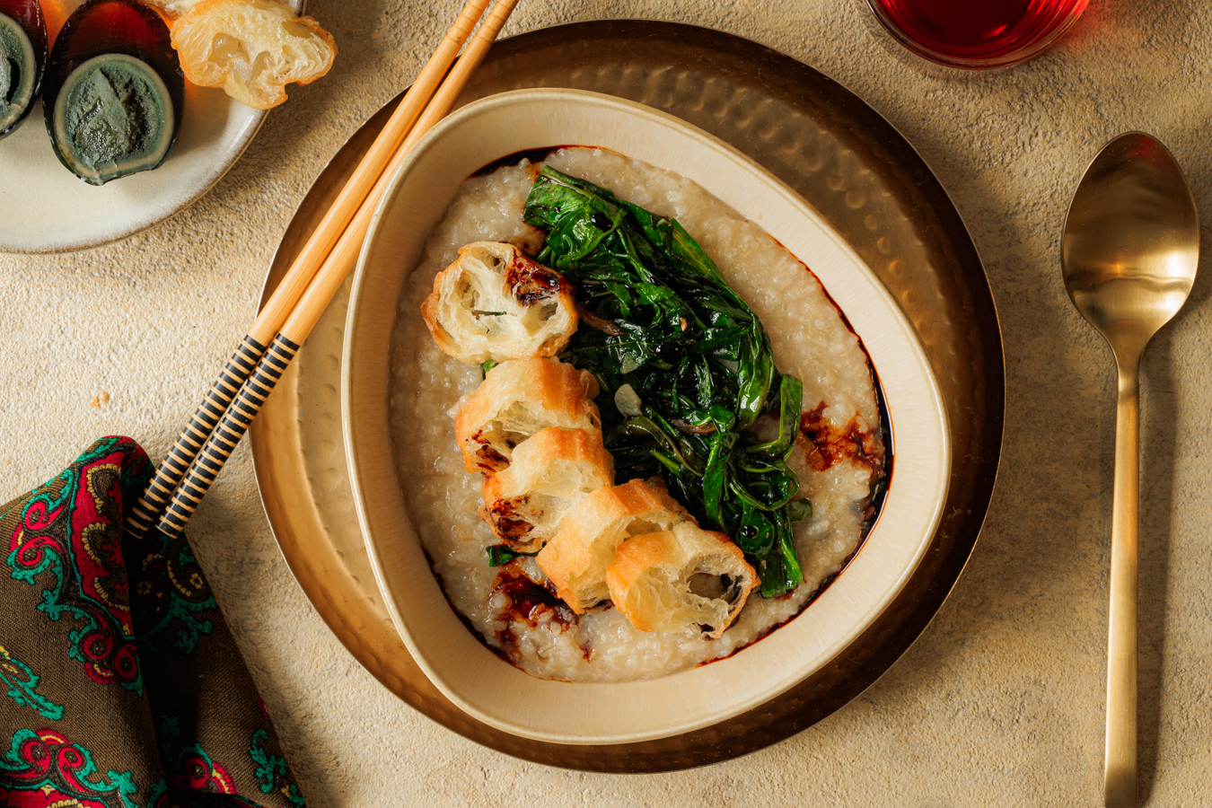 Congee mit Spinat und Youtiao