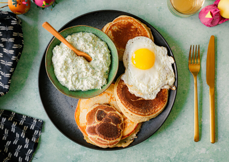 Grüne Soße mit Pancakes und Spiegelei