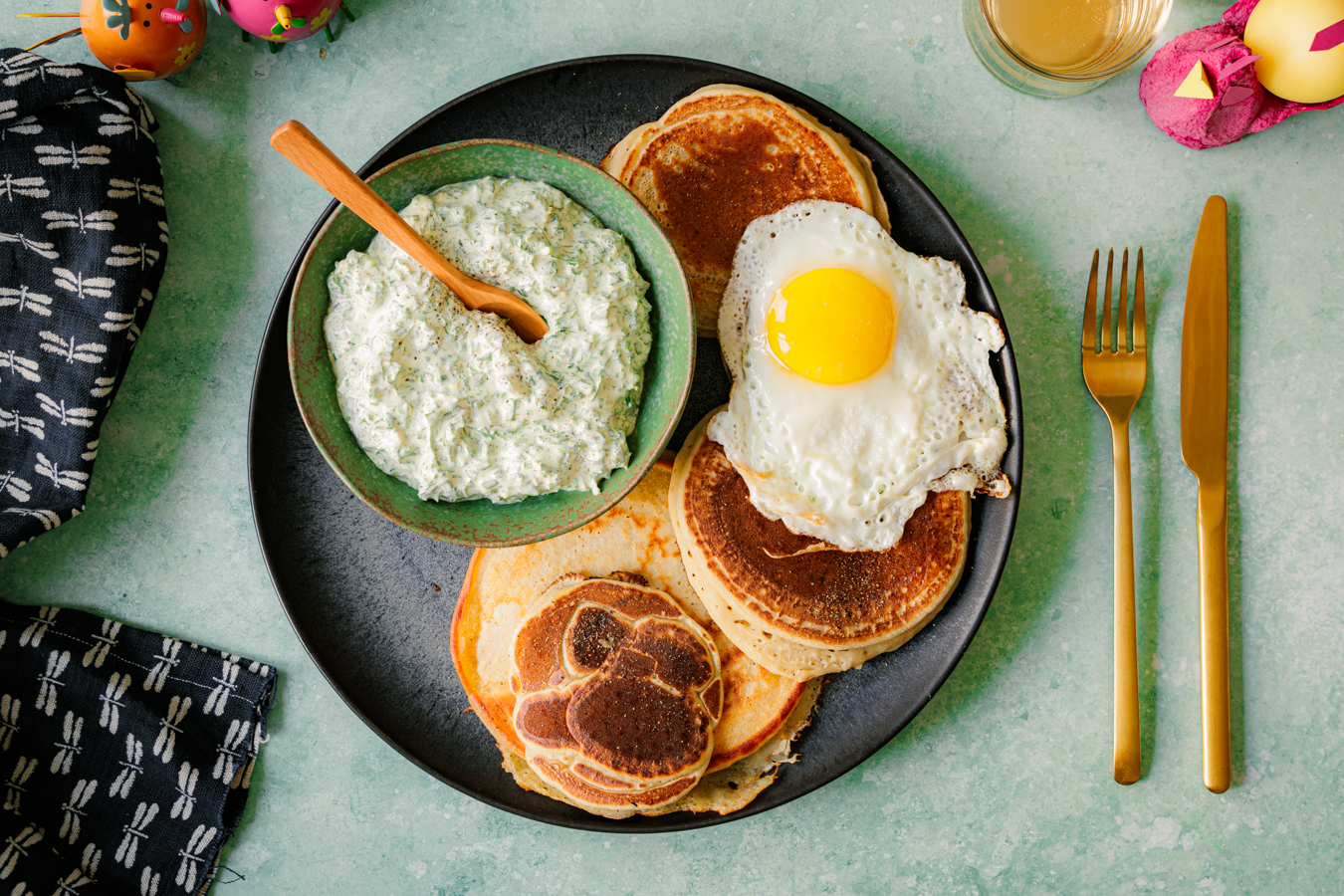 Grüne Soße mit Pancakes und Spiegelei