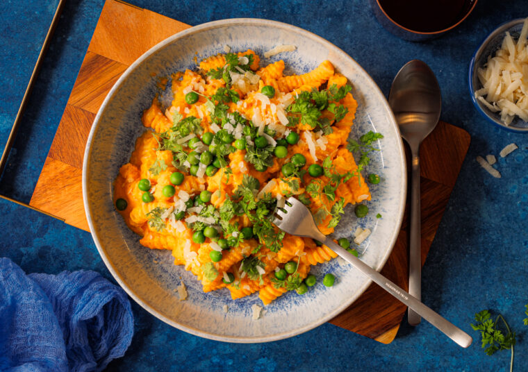 Karotten-Pasta mit Erbsen und Kerbel