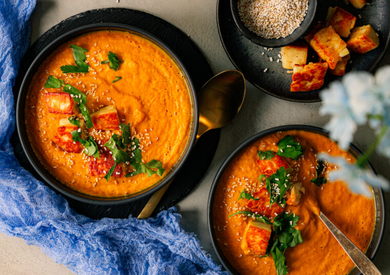 Karottensuppe mit Halloumi und Amaranth
