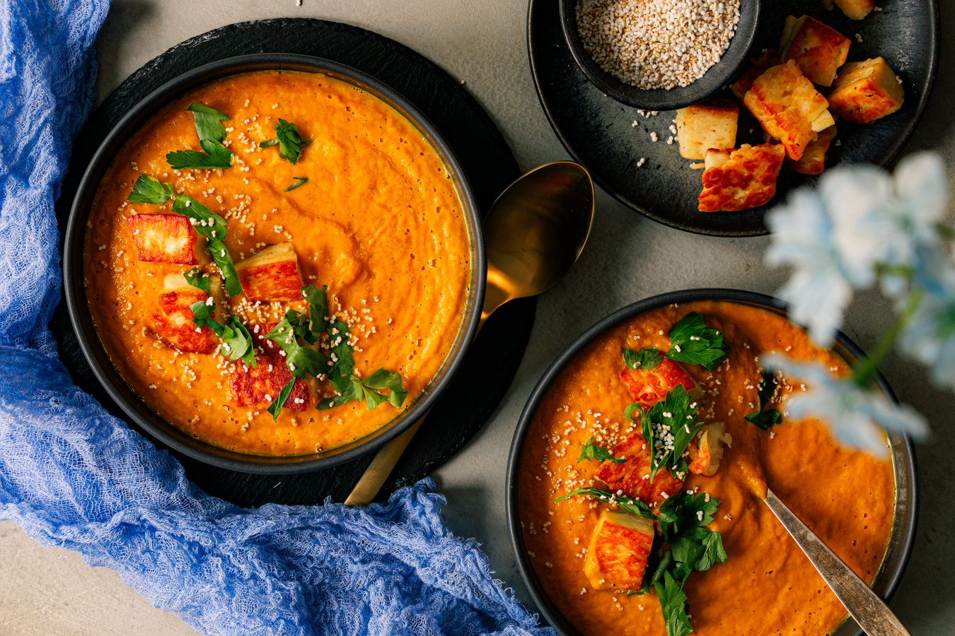 Karottensuppe mit Halloumi und Amaranth
