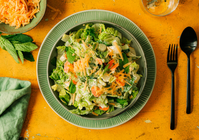 Sommersalat mit Sellerie und Cheddar