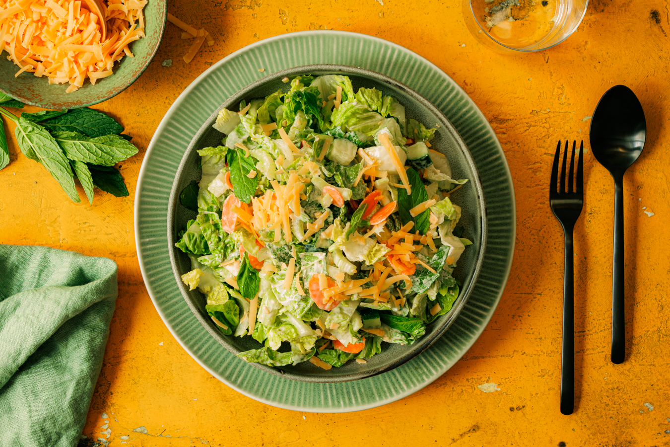 Sommersalat mit Sellerie und Cheddar