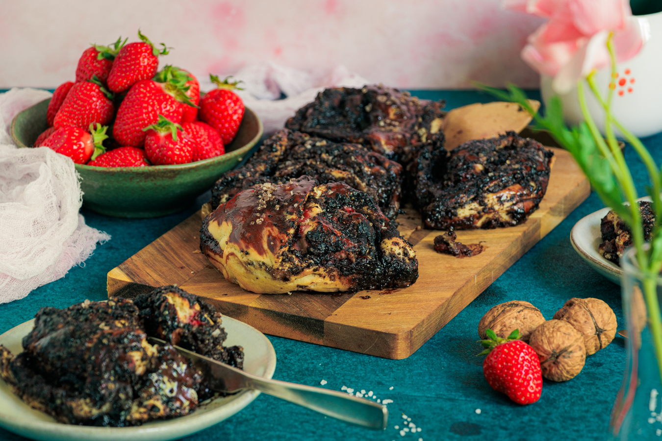 Laugen-Schoko-Brötchen mit Erdbeeren