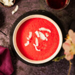 Gazpacho mit Ube und Kokos