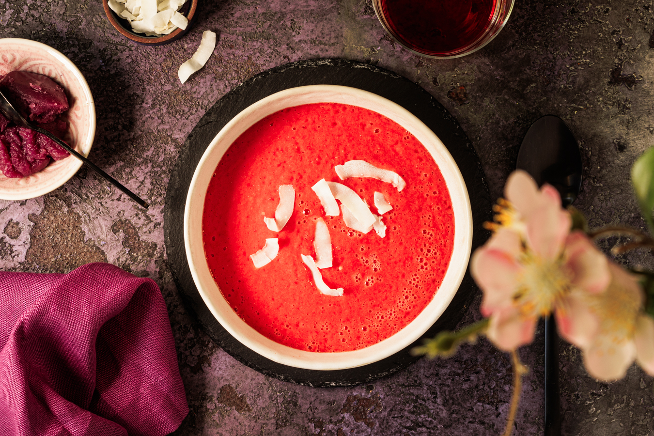 Rosa Gazpacho mit Ube und Kokos