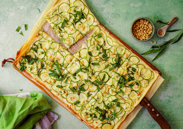 Flammkuchen mit Zucchini und Ziegenkäse
