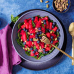Rote Bete Pasta mit Blaubeeren und Pistazien