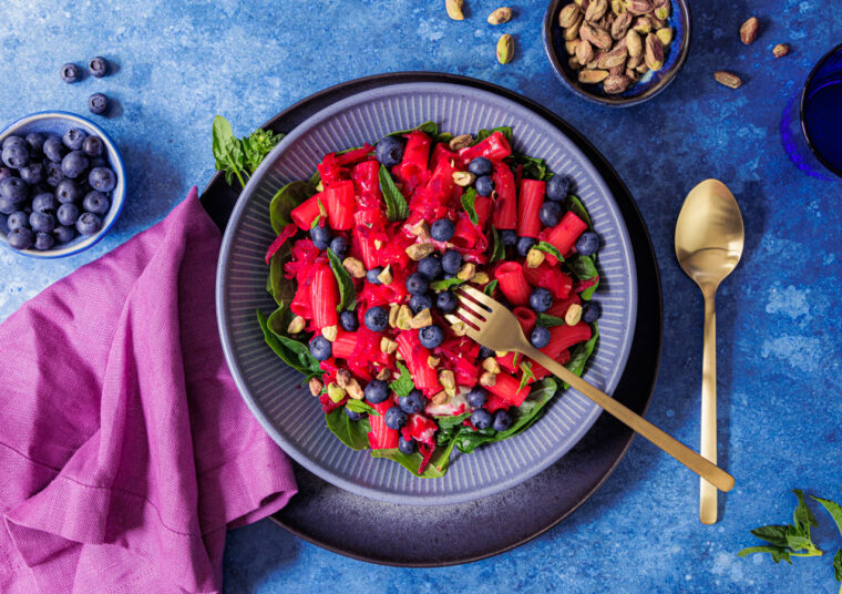 Rote Bete Pasta mit Blaubeeren und Spinat