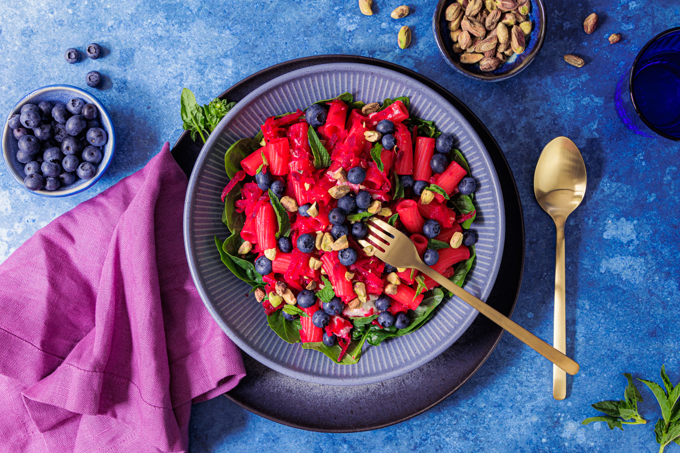 Rote Bete Pasta mit Blaubeeren und Spinat