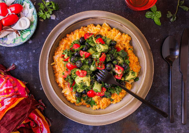 Rote Linsen mit Avocado und Blaubeeren