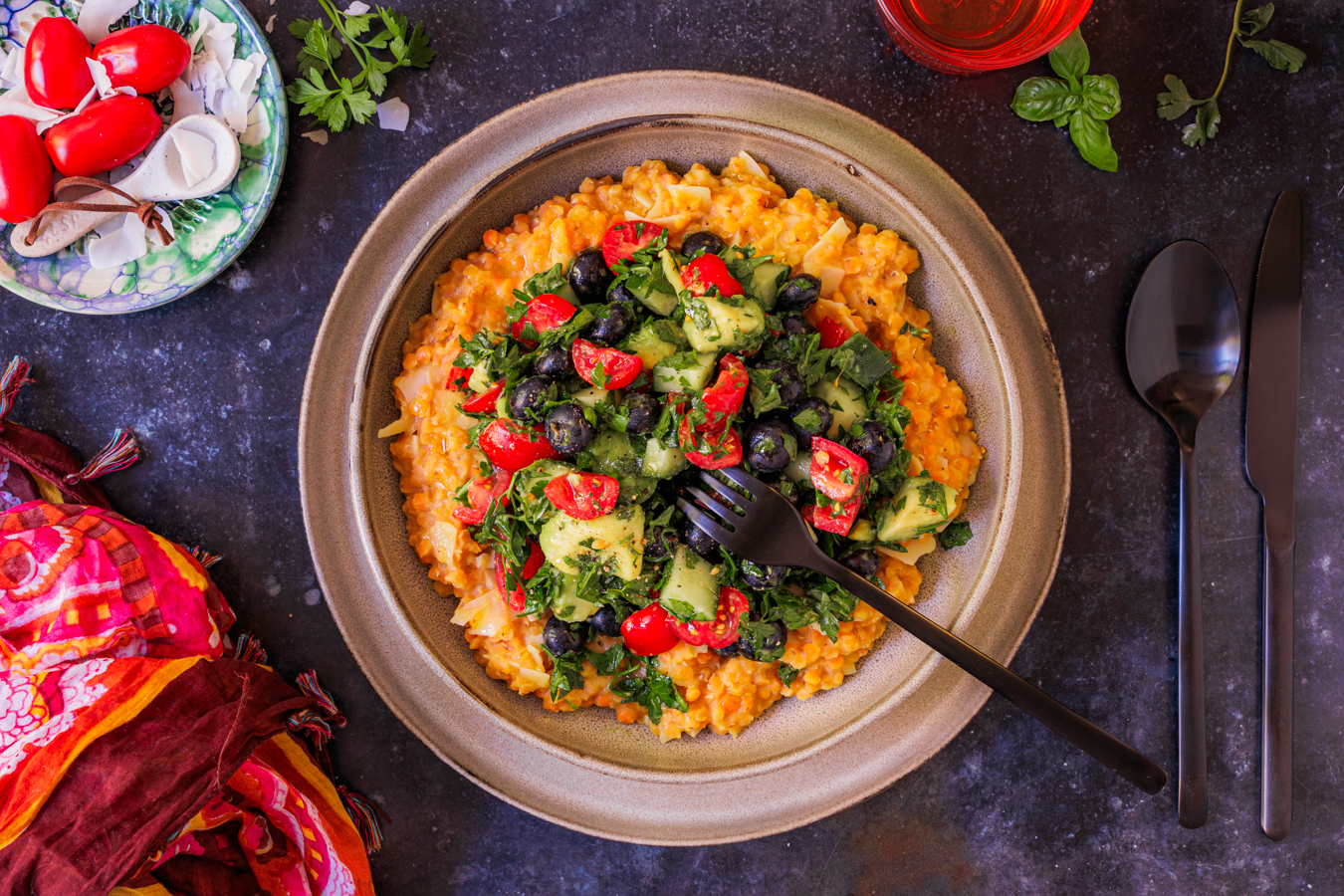Rote Linsen mit Avocado und Blaubeeren