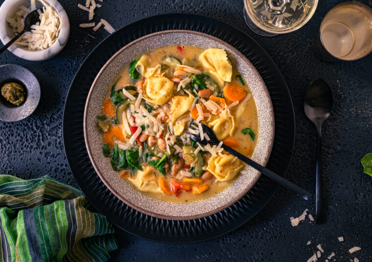 Minestrone mit Spinat und Tortellini