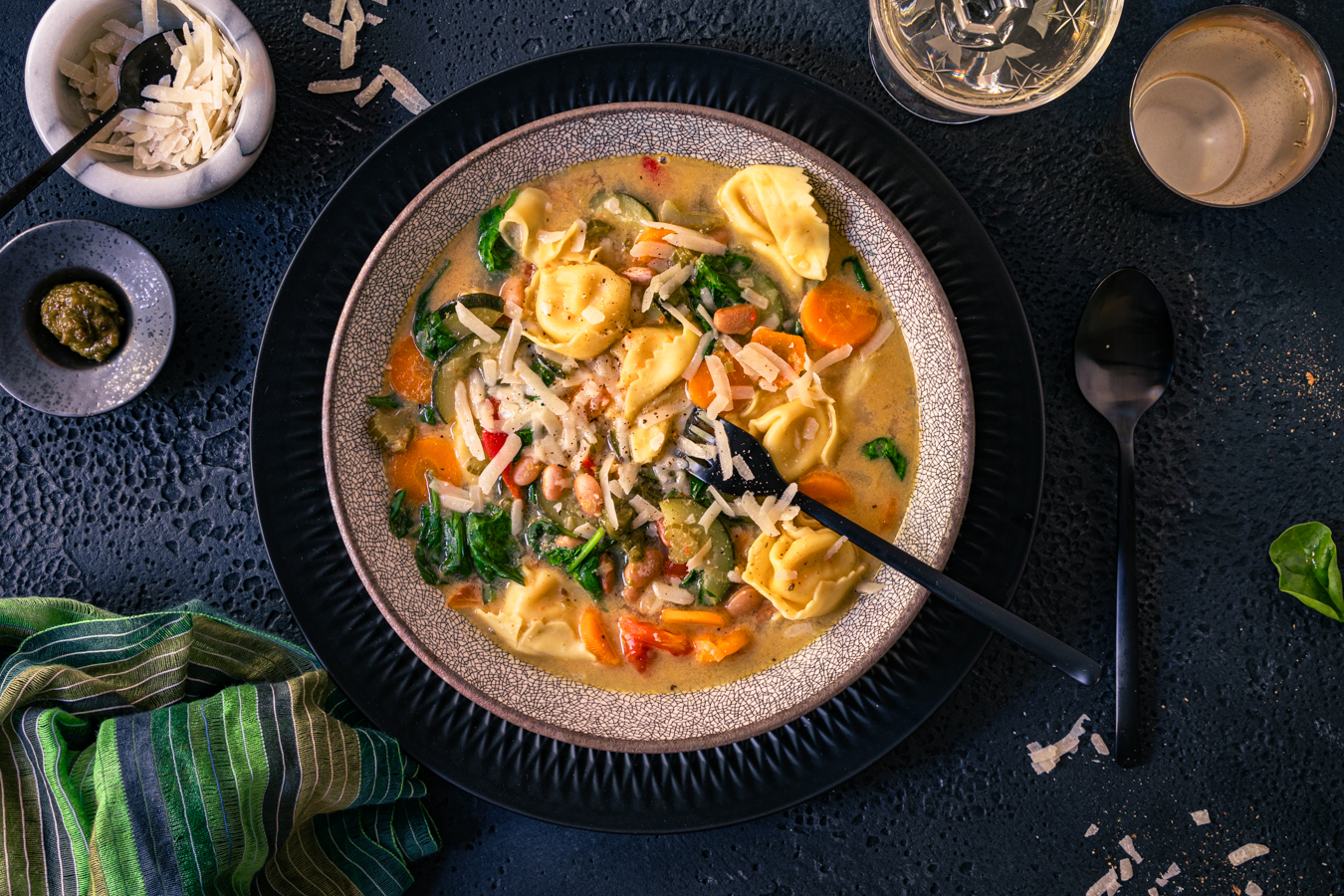 Minestrone mit Spinat und Tortellini