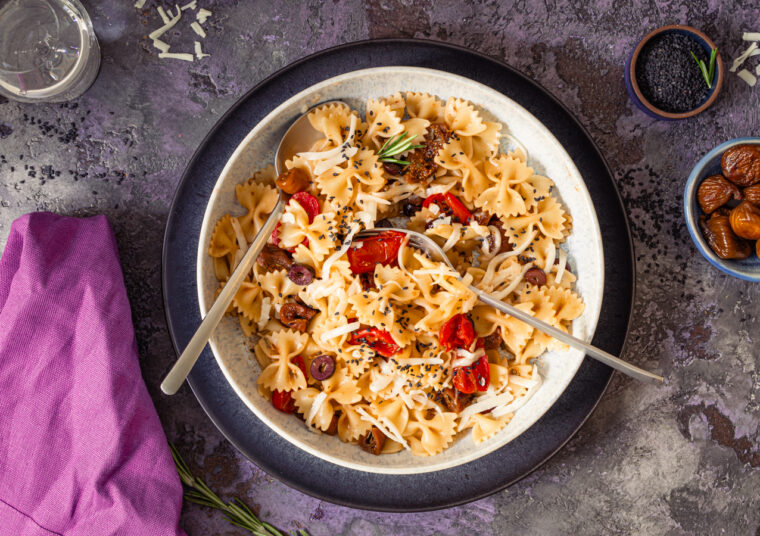 Pasta mit mit Feigen, Tomaten und Ziegenkäse