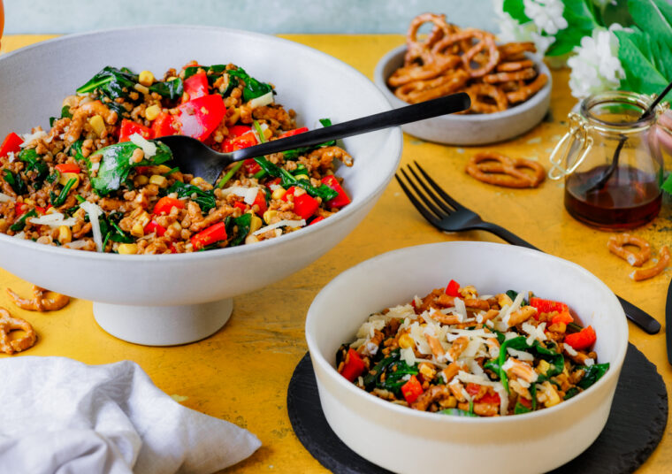 Bowl mit Salzbrezeln und Sojahack
