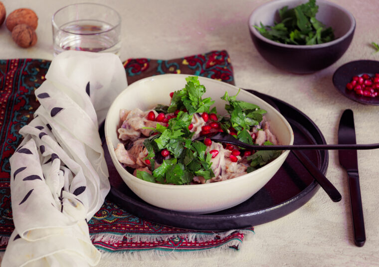 Sojaschnetzel mit Aubergine und Walnuss Sauce