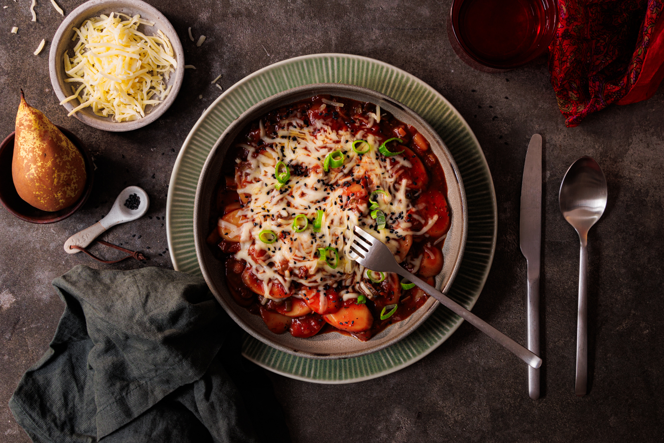 Tteok mit Birne, Tomatensauce und Mozzarella